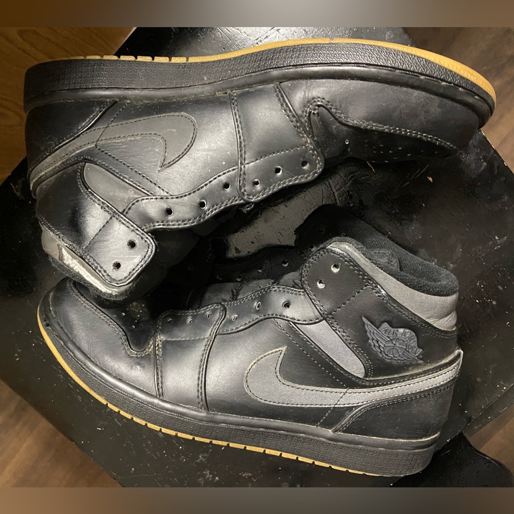 Nike Air Jordan 1 Mid Black Gum AA3992-002 Men’s Size 9.5 Retro High Top